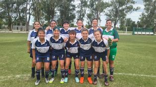 Asociación Rosarina de Fútbol. La arquera Solange Menotti junto a sus compañeras del equipo del club Mitre de Pérez que se ubica en el quinto puesto con 17 puntos. &nbsp;