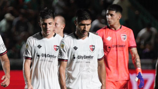 Luciano Lollo y Luca Sosa dieron todas las ventajas atrás en la defensa de Newells que Banfield supo aprovechar.