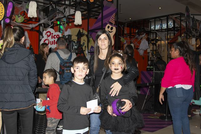 Julián Peirone, Julieta Rodriguez y Renata Peirone
