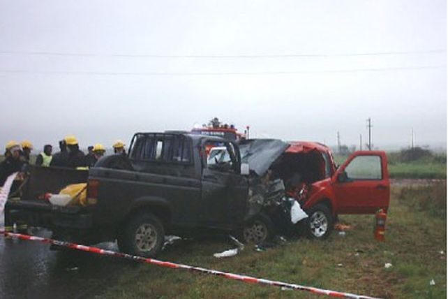 Chocaron de frente dos camionetas bajo la lluvia y murió una mujer oriunda de Viale