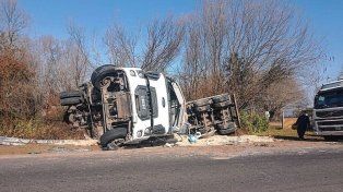 Un camión despistó y volcó en la Ruta 12, cerca del puente Zárate-Brazo Largo