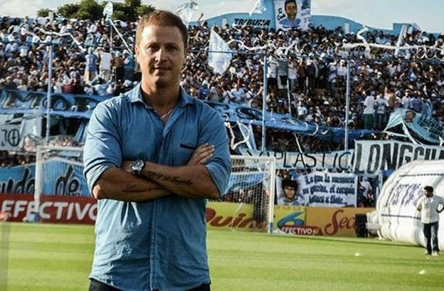 Impotente. Lewin con la tribuna celeste de fondo. Se cansó de pelear contra los molinos de viento y se fue a su casa.&nbsp;