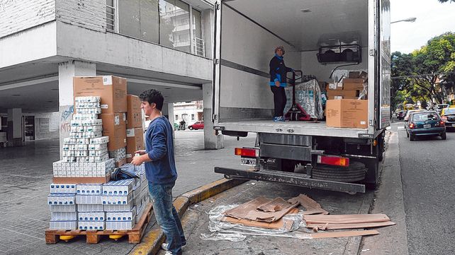 Escasos. Operarios descargan medicamentos en la puerta del Cemar. La imagen fue tomada hace varios meses