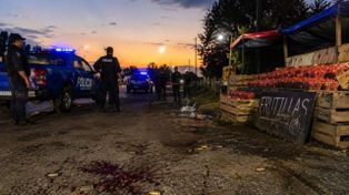 Una pelea de puesteros por la venta de frutillas terminó a los tiros en una ruta santafesina: tres heridos