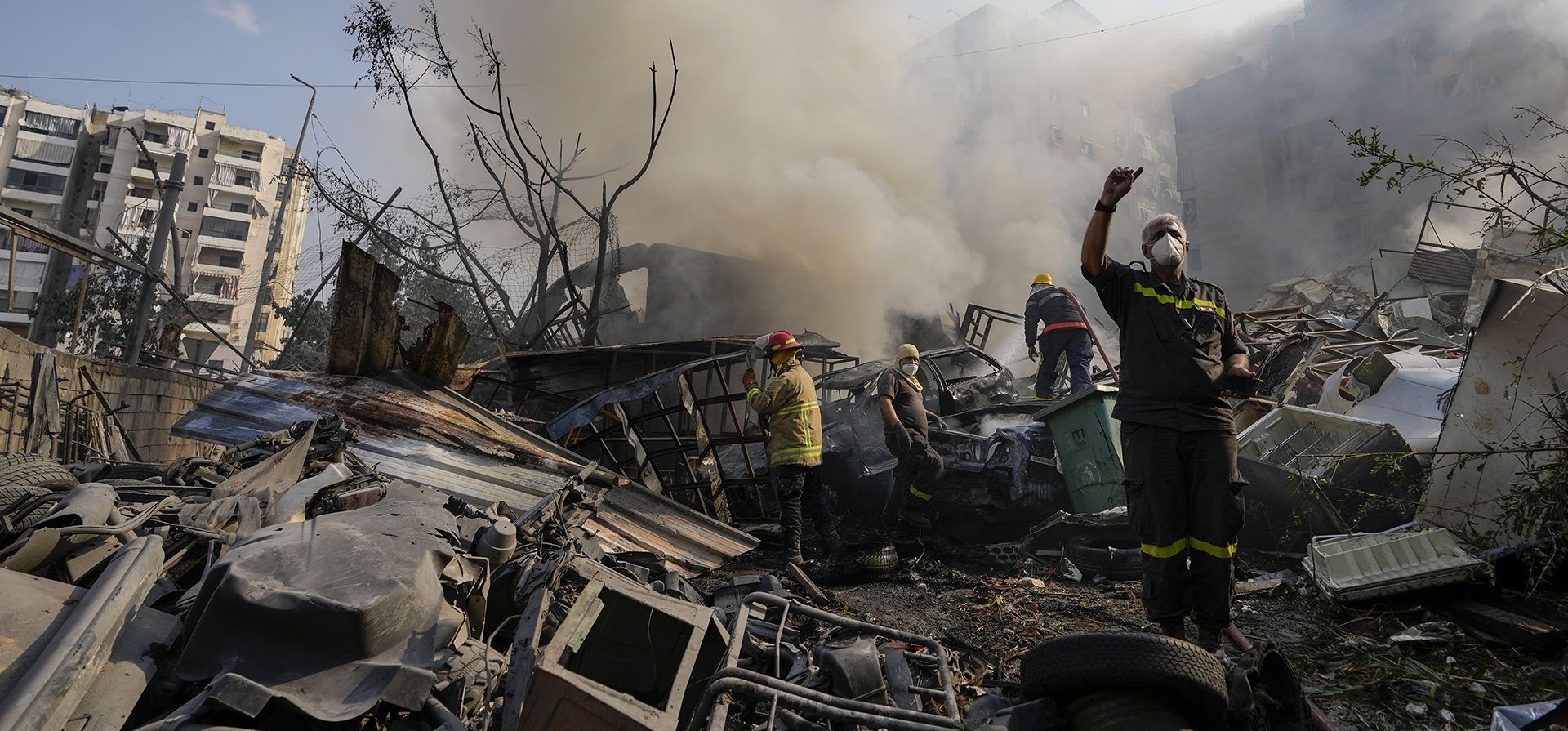 Trabajadores de defensa civil extinguen un incendio mientras el humo se eleva desde el lugar de un ataque aéreo israelí en Dahiyeh, Beirut, Líbano, el viernes 1 de noviembre de 2024. (Foto AP/Hassan Ammar) Trabajadores de defensa civil extinguen un incendio mientras el humo se eleva desde el lugar de un ataque aéreo israelí en Dahiyeh, Beirut, Líbano, el viernes 1 de noviembre de 2024. (Foto AP/Hassan Ammar)