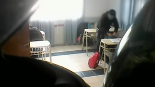 Un profesor fue filmado mientras robaba a sus alumnos