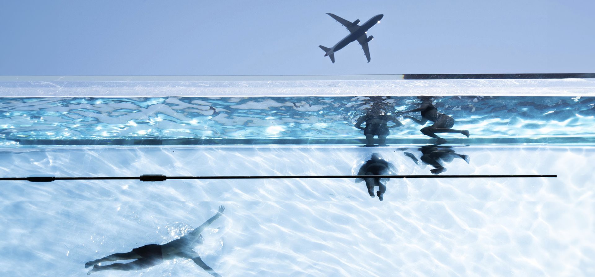 Nadadores en la Sky Pool, una piscina transparente suspendida a 35 metros sobre el suelo entre dos edificios de apartamentos, durante el clima cálido en Nine Elms, en el centro de Londres, el lunes 12 de agosto de 2024. (James Manning/PA vía AP) Nadadores en la Sky Pool, una piscina transparente suspendida a 35 metros sobre el suelo entre dos edificios de apartamentos, durante el clima cálido en Nine Elms, en el centro de Londres, el lunes 12 de agosto de 2024. (James Manning/PA vía AP)