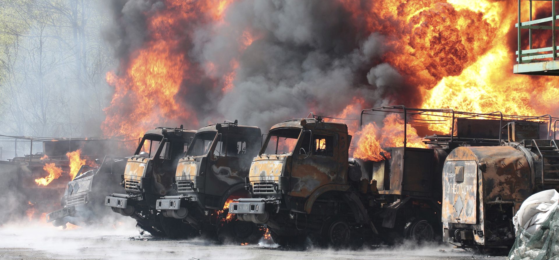 Vehículos en llamas en el depósito de petróleo después de que misiles impactaran en la instalación en un área controlada por las fuerzas separatistas respaldadas por Rusia en Makiivka, 15 km al este de Donetsk, este de Ucrania, el miércoles 4 de mayo de 2022.