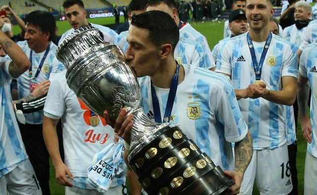 Angelito besa la Copa América y con esa conquista dejó atrás varios capítulos de frustración con el seleccionado.
