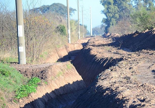 El canal de la discordia. Este desagüe estaba a pocos metros de las columnas de media tensión / Foto: Gentileza Municipalidad de Recreo