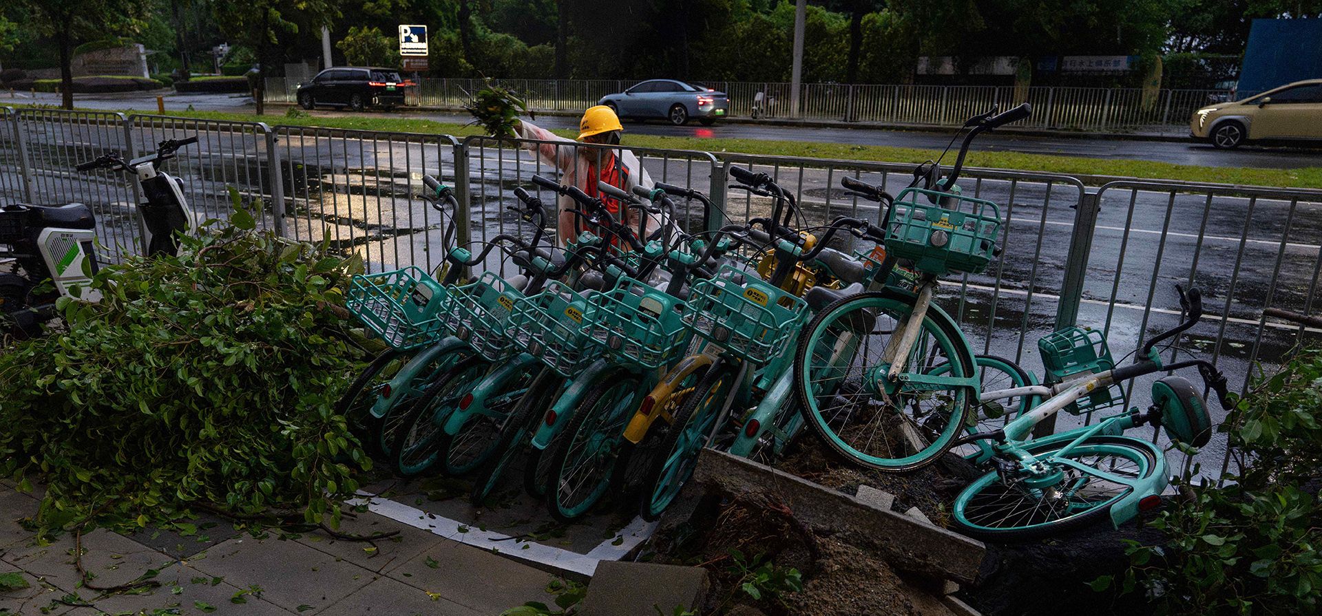 Un trabajador arroja escombros recogidos de un desagüe sobre bicicletas cerca de un árbol arrancado tras el paso del supertifón Ragasa en Shenzhen, en la provincia de Guangdong, en el sur de China, el miércoles 24 de septiembre de 2025. (Foto AP/Ng Han Guan) Un trabajador arroja escombros recogidos de un desagüe sobre bicicletas cerca de un árbol arrancado tras el paso del supertifón Ragasa en Shenzhen, en la provincia de Guangdong, en el sur de China, el miércoles 24 de septiembre de 2025. (Foto AP/Ng Han Guan)