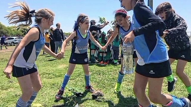 Felices. Las jugadoras de Rowing después de la plantación de su árbol en el predio del CUAC.