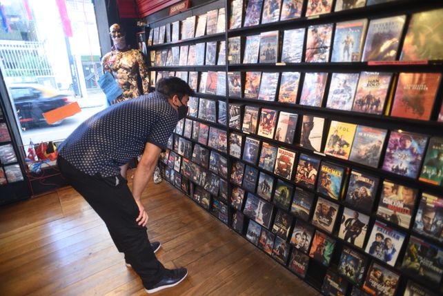 La primera encarnación del videoclub Premier abrió hace 36 años. Llegó a haber cinco. Hoy solo sobrevive el de Santa Fe 1663.
