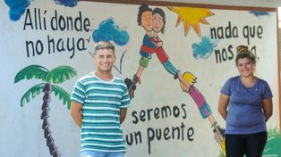 Ezequiel y Joana parte del equipo de Ludueña que hace Juegos del Mundo, un proyecto de juguetes de madera.&nbsp;