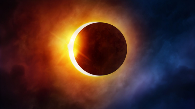El eclipse total del Sol ocurre cuando la Luna se alinea exactamente entre la Tierra y el Sol y bloquea su luz por completo