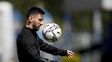 Amiga inseparable. Messi y la pelota, una relación eterna que hoy volverá a potenciarse ante Uruguay.
