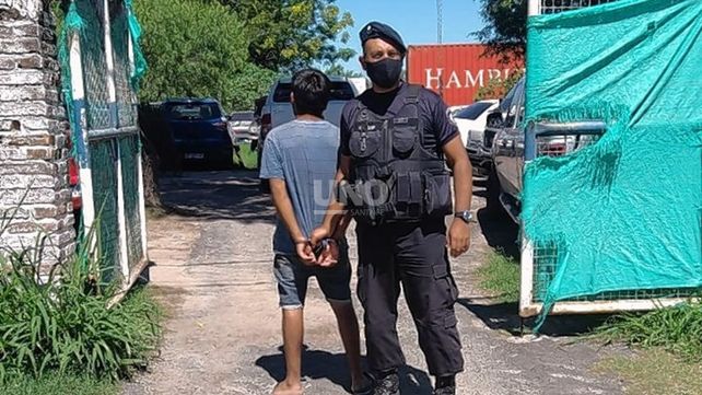 Cayó preso con pedazos de ladrillos de marihuana en el B° Yapeyú