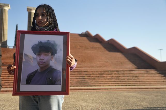 Uma imagen que habla más que mil palabras y un pedido de justicia por la muerte de Giovani Mvogo Eteme.