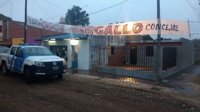Frente a su casa de la zona norte santafesina Coco Bergallo anunciaba su precandidatura a edil.
