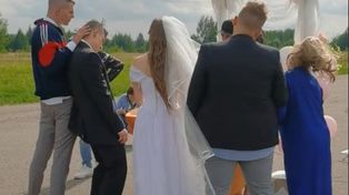 Llegó tan borracho a su boda que un amigo debió colocar el anillo a la novia