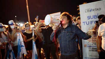 Milei, megáfono en mano, arenga a una multitud de jóvenes que colmaron las escalinatas del Parque de España. Milei, megáfono en mano, arenga a una multitud de jóvenes que colmaron las escalinatas del Parque de España.