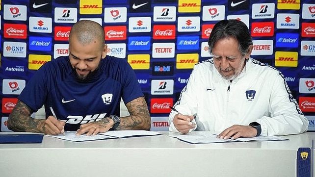 Dani Alves firmó su contrato y llegó a Pumas de México.
