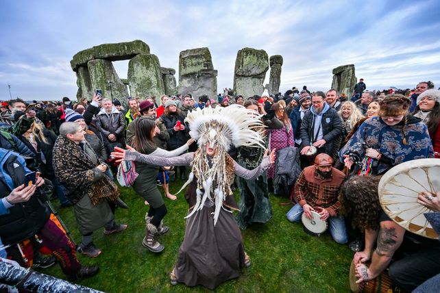 Miles de personas celebraron el amanecer del solsticio de invierno en Stonehenge