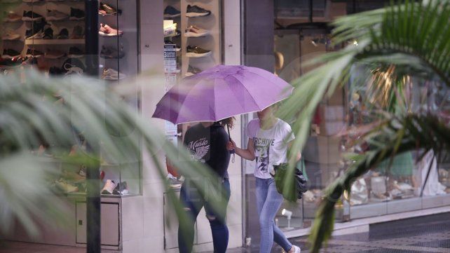 Las lluvias y tormentas se extenderá hasta el lunes. Seguirán las temperaturas elevadas durante la próxima semana con un leve alivio. Mirá el pronóstico del SMN