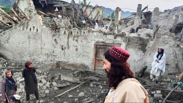 Mil muertos por un potente sismo que sacudió el este de Afganistán. Hay cientos de desparecidos. La cantidad de víctimas puede crecer.&nbsp;