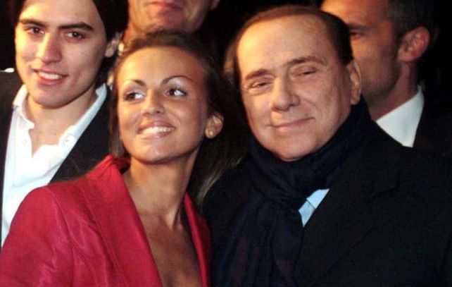 ¿El sí del Cavaliere? Berlusconi y su nueva novia Francesca. La muchacha es presidenta de su club de fans.