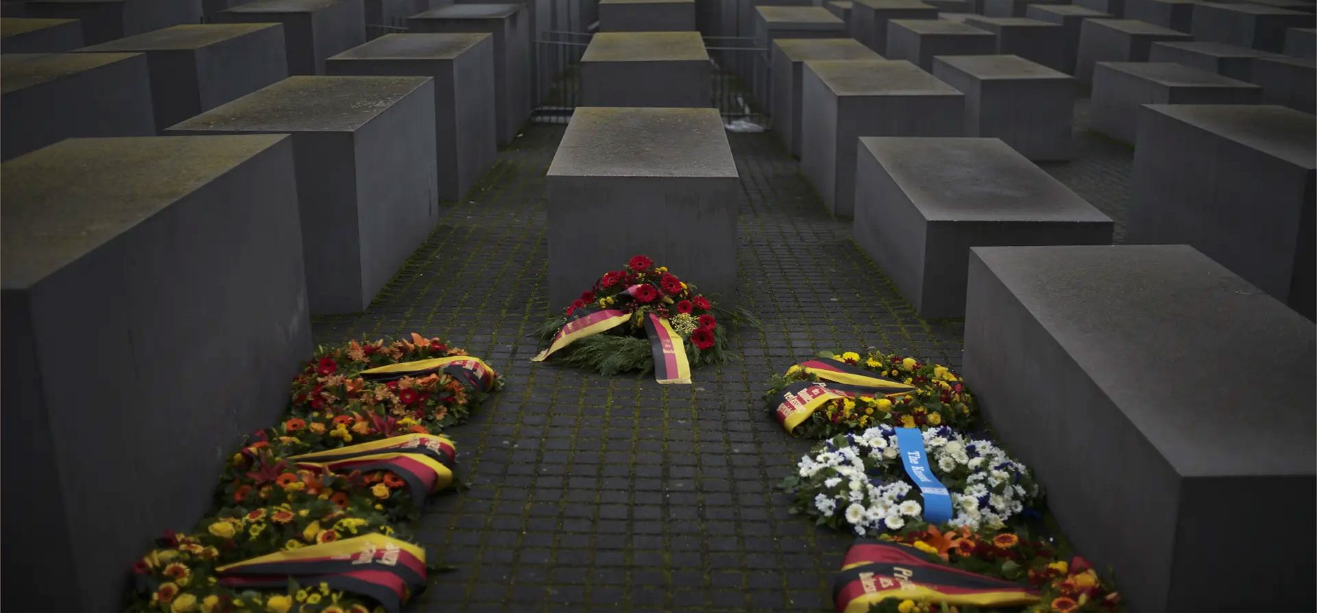 Ofrendas florales en el Monumento a los judíos asesinados de Europa en el Día Internacional del Recuerdo del Holocausto, Berlín, Alemania.