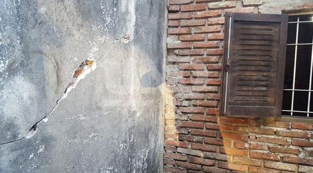 Vive con el drama y el temor del derrumbe de su casa