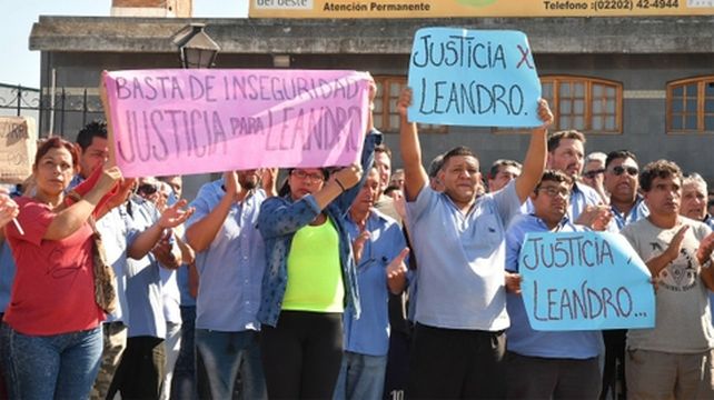 la marcha de la bronca. Los manifestantes denuncian que el gobierno nacional retiró hace dos años los gendarmes del partido de La Matanza.