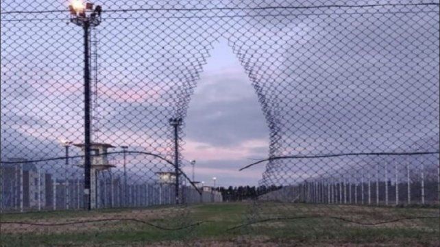 El domingo ocho reclusos se fugaron de la cárcel de Piñero. Tres fueron recapturados. Un integrante del grupo de rescate de presos murió con un balazo en la cadera. 