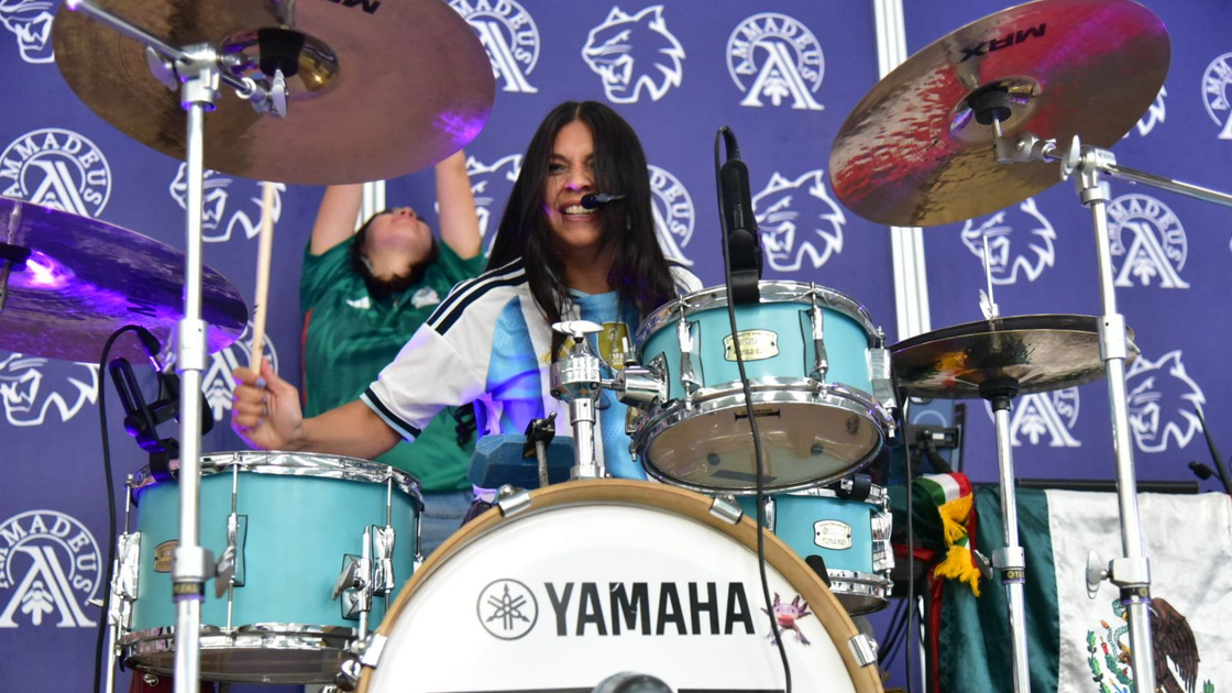 Cintia Concia tiene 40 años y es la directora del encuentro de mujeres bateristas más grande de Latinoamérica