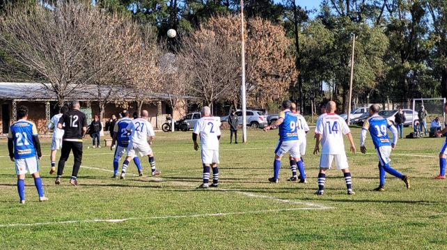 Fútbol para todos. Más de dos mil jugadores participan en la Liga de Bancos y Seguros.