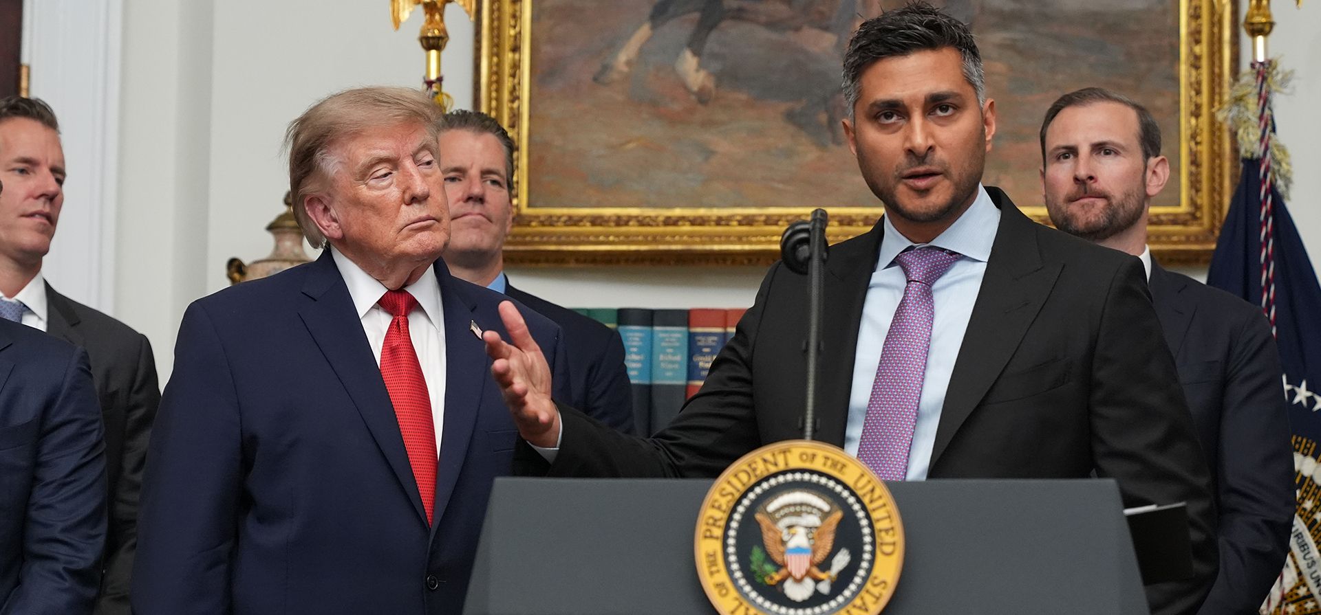 Arjun Sethi, co-CEO de Kraken, habla mientras el presidente Donald Trump escucha en un evento en la Casa Blanca en Washington, el 19 de agosto del 2026. (AP foto/Jacquelyn Martin)