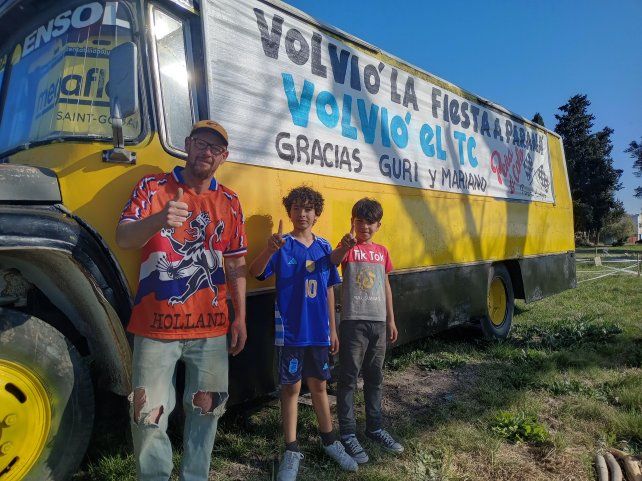 Diego Piacenza es el miembro principal de la Peña llamada La del Colo. Ellos aguardan a las afuera del autódromo.