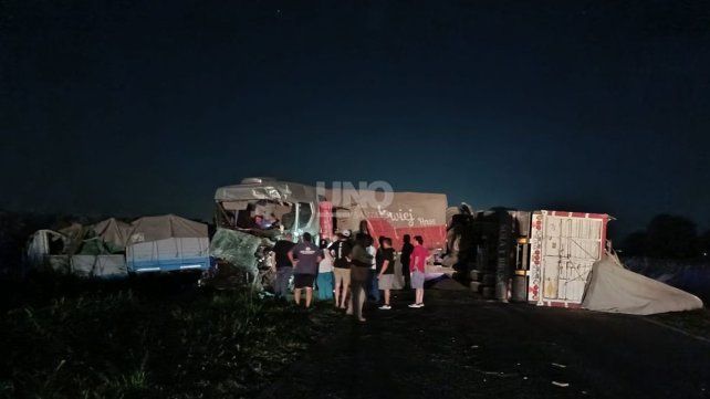 Violento choque frontal entre dos camiones en la ruta nacional 11