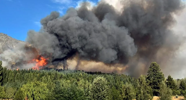 Se agrava el incendio en el Parque Los Alerces: el fuego está fuera de control