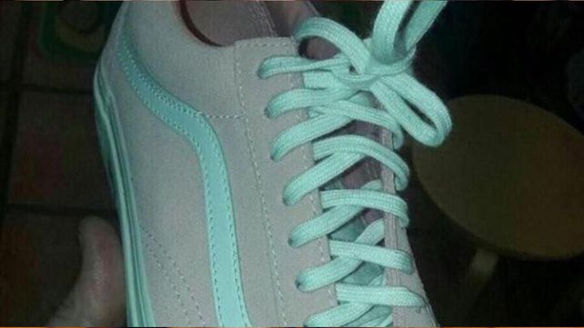 ¿De qué color son las zapatillas?