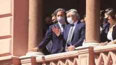 El presidente Alberto Fernández junto al jefe de Gabinete Santiago Cafiero en el balcón de la Casa Rosada. El presidente Alberto Fernández junto al jefe de Gabinete Santiago Cafiero en el balcón de la Casa Rosada.