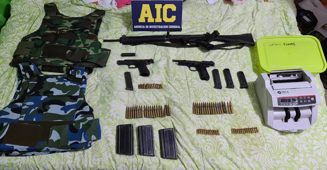 Las armas incautadas en los múltiples allanamientos realizados esta madrugada.&nbsp;