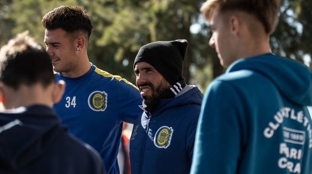 El Apache se sacó fotos con todos los jóvenes futbolistas con los que se cruzó en la ciudad deportiva.
