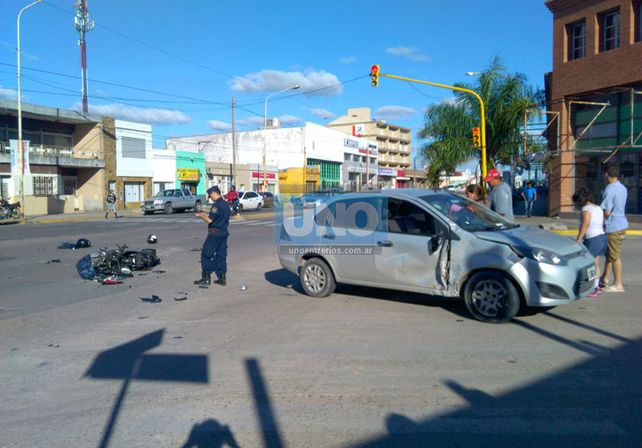Un motociclista sufrió importantes heridas en la cara al chocar con un auto