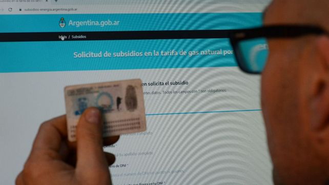 Cómo pedir la baja a los subsidios de luz y gas para poder acceder al