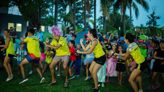 Juegos, desafíos en equipos, fiesta de disfraces y fogón