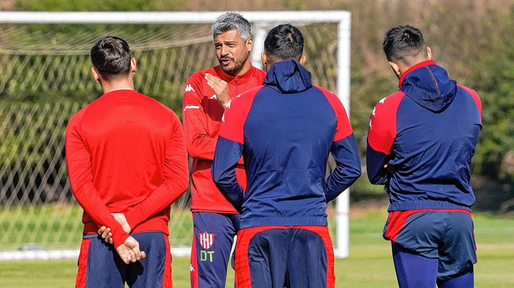 Gustavo Munúa vuelve a pensar en cambios masivos en Unión