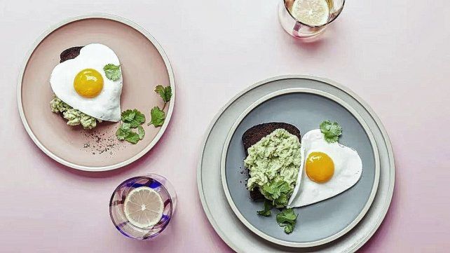 La primera comida del día es clave para evitar la inflamación. Especialistas recomiendan desayunos y explican cómo detectar los alimentos con azúcares escondidos