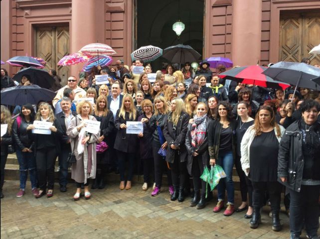 {altText(#NiUnaMenos. Empleadas, funcionarias y concejalas se sumaron al paro por violencia de género.,Las mujeres del municipio se sumaron al paro para decirle basta a la violencia de género)}